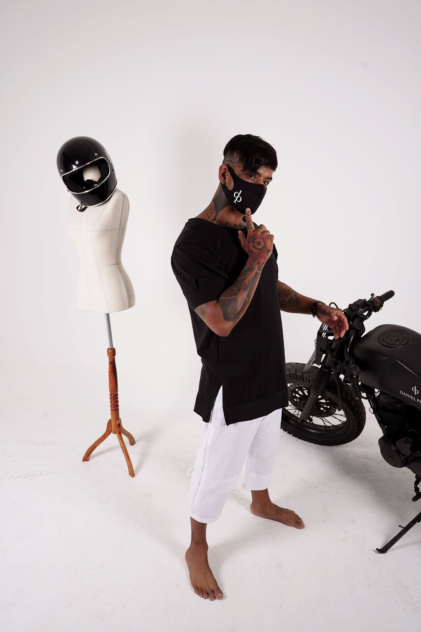 Maximiano Black Long Tee - DANIEL PHILIP